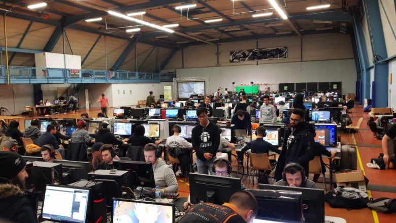 Image d'une LAN-Party dans un gymnase